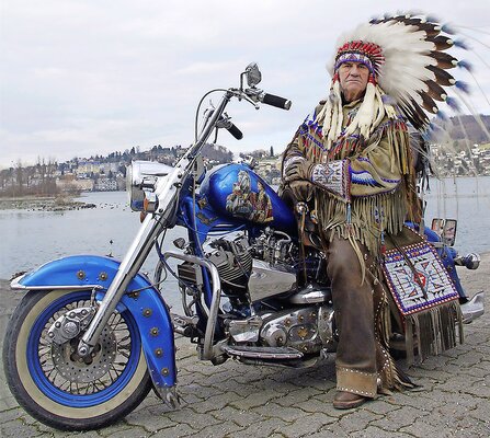 camapedia_31510_Angy_Burri_on_his_Harley